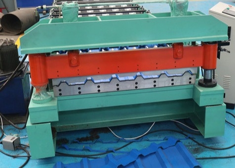آلة تشكيل لفة ألواح التسقيف المعدنية شبه المنحرفة لبلاط الزنك الصلب Ibr
