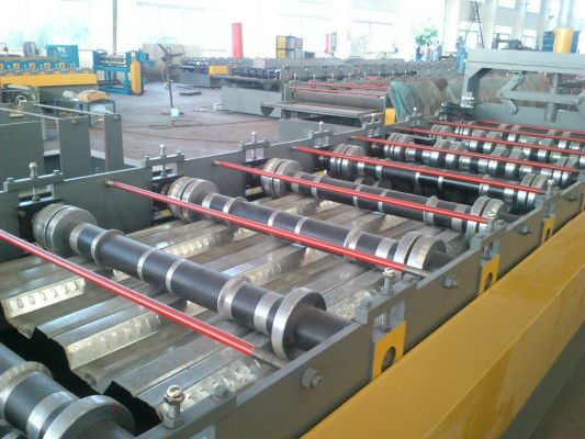 0.6-1.5mm الصلب المضلع لوحة الطابق التزيين الباردة لفة تشكيل آلة المعدات