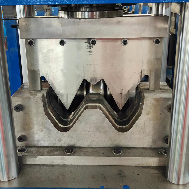 11kw 5.5kw GI Highway Guardrail Roll Forming Machine Cr12Mov مواد شفرة القطع