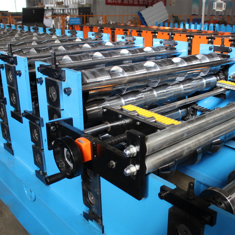 2025 تصميم جديد على شكل شبه منحرف ومزجج آلة تشكيل لفائف البلاط لتسقيف الألواح ذات الطبقة المزدوجة